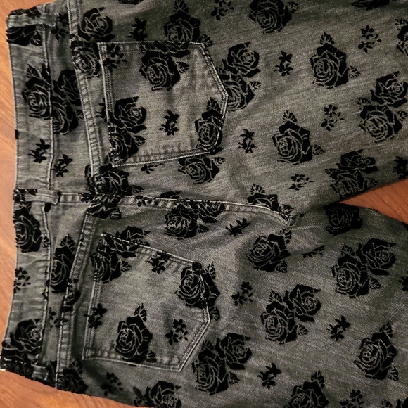 Chico’s jeans size 1.5 velvet rose black print - Picture 3 of 11